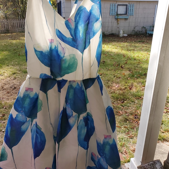 Womens Clothing - Picture 7 of 16